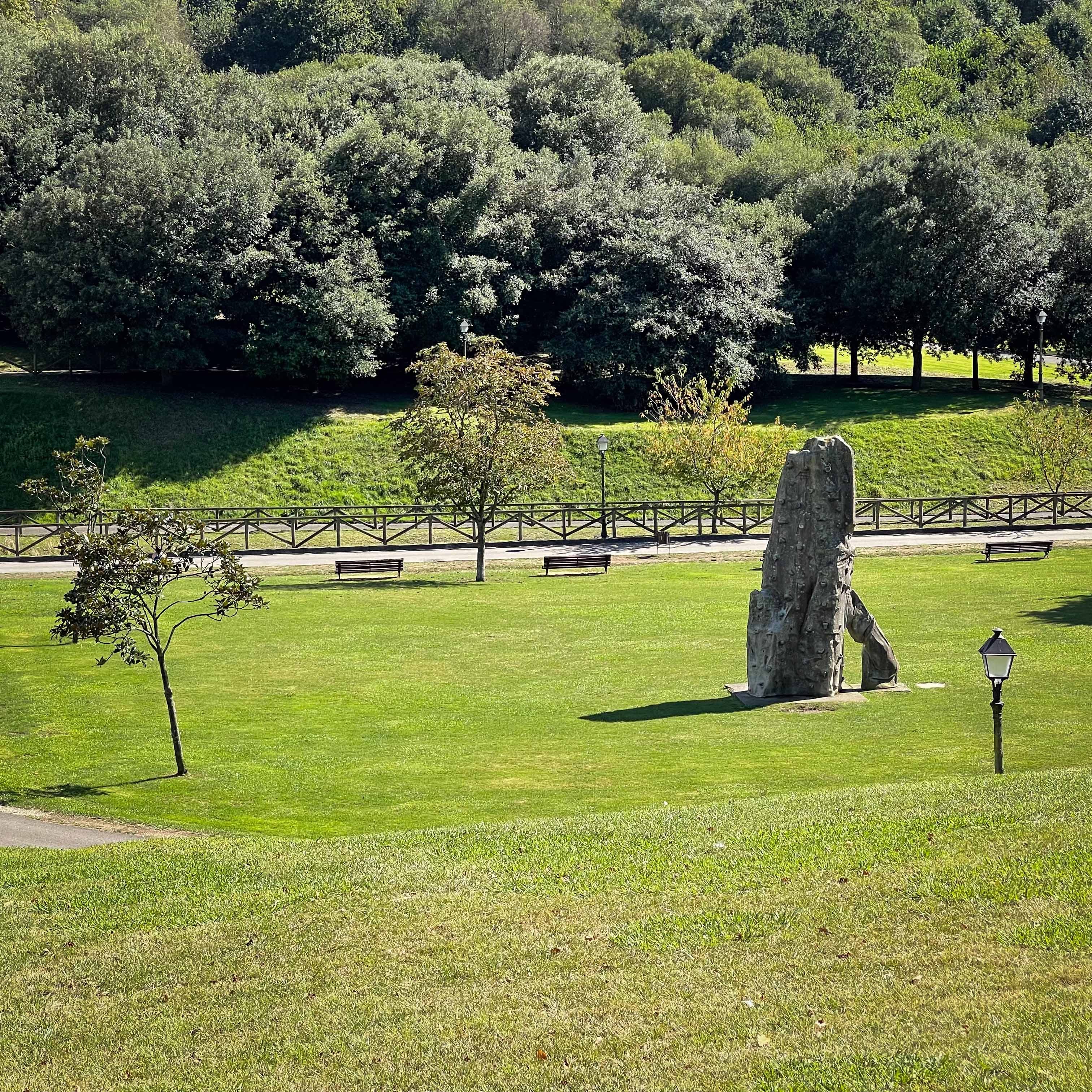 vistas de la pradera en la que se encuentra un rocódromo